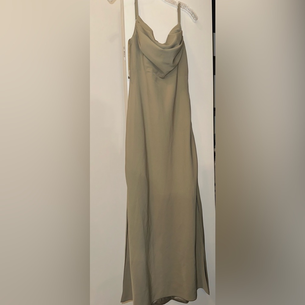 Revelry Skye Crepe Dress - Silver Sage
Size 6 Petite Maxi 41 in waist to hem